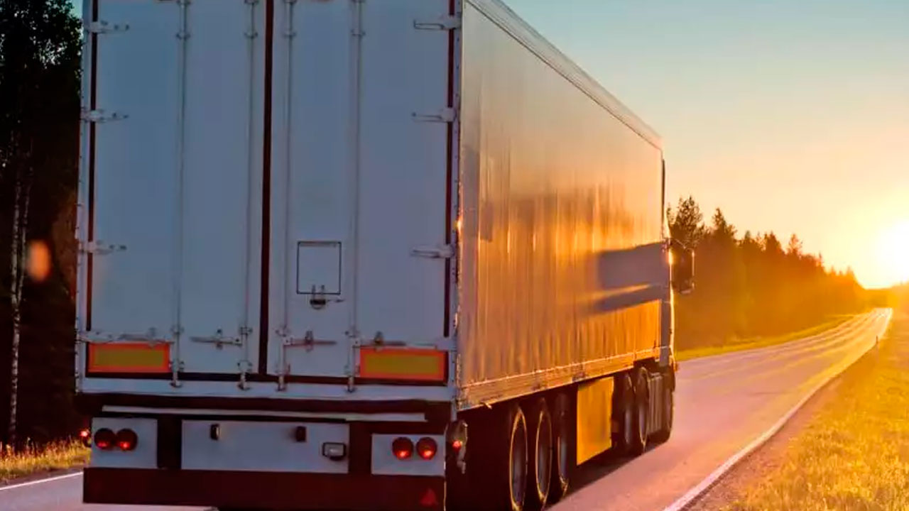Setor de transporte de cargas e logística já sente impactos das tarifas dos EUA, aponta levantamento da NTC&Logística