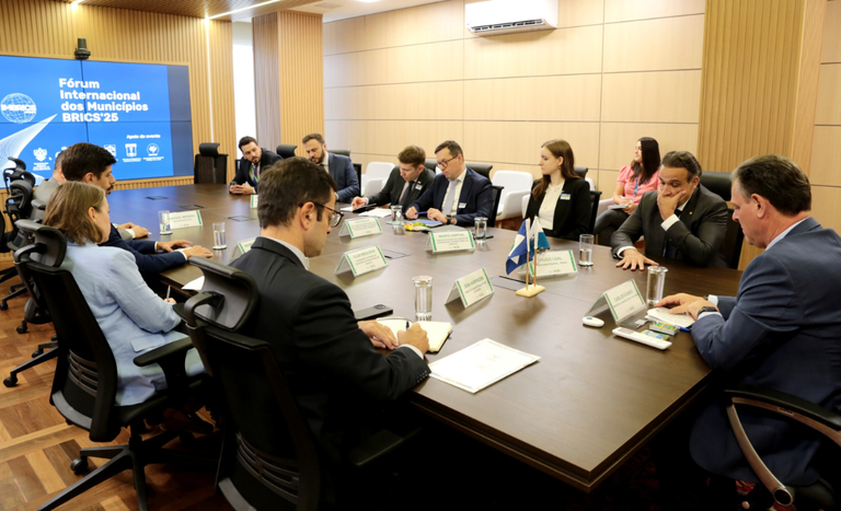 Ministro Carlos Fávaro dialoga com delegação russa no Mapa sobre o Fórum IMBRICS