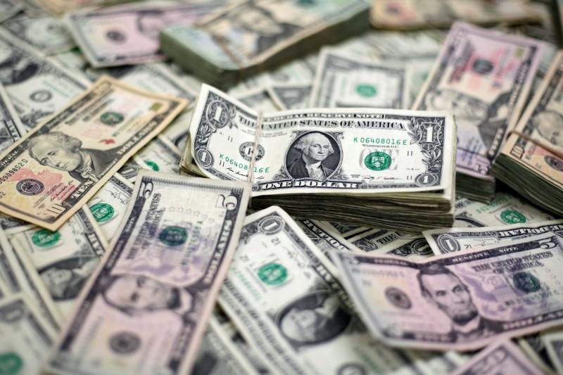 Dólar sobe na esteira de ganhos no exterior com receios fiscais globais