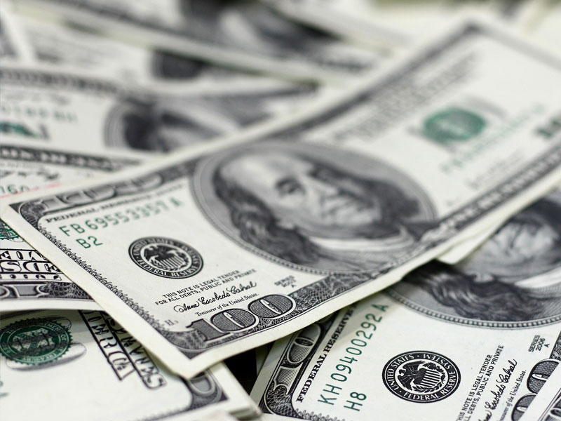 Dólar segue exterior e atinge maior valor ante o real desde o fim de março