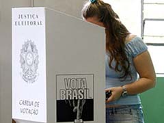 Eleitores votam em disputa apertada entre Lula e Flávio no primeiro turno