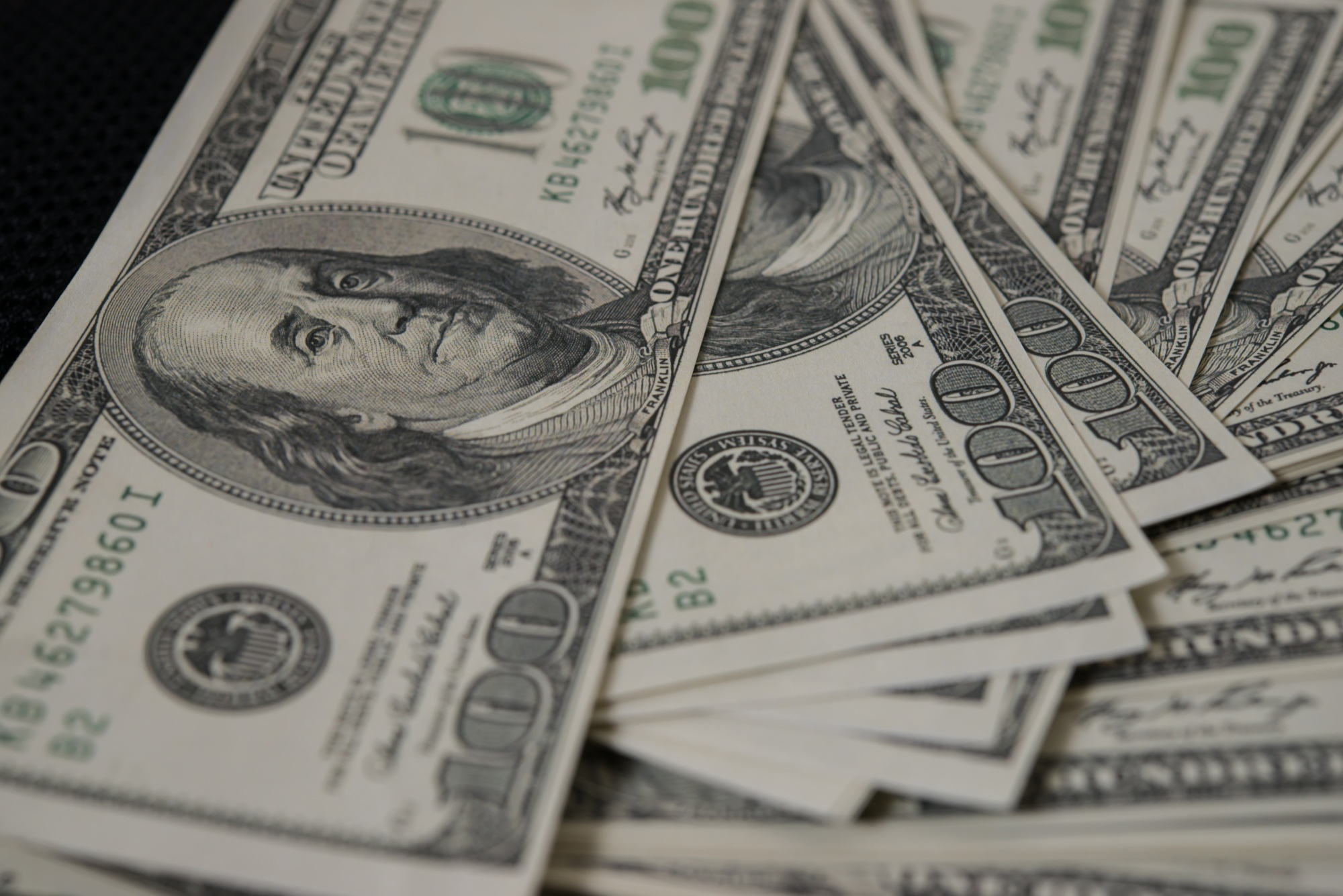 Dólar acompanha exterior e cai ao menor valor em três semanas
