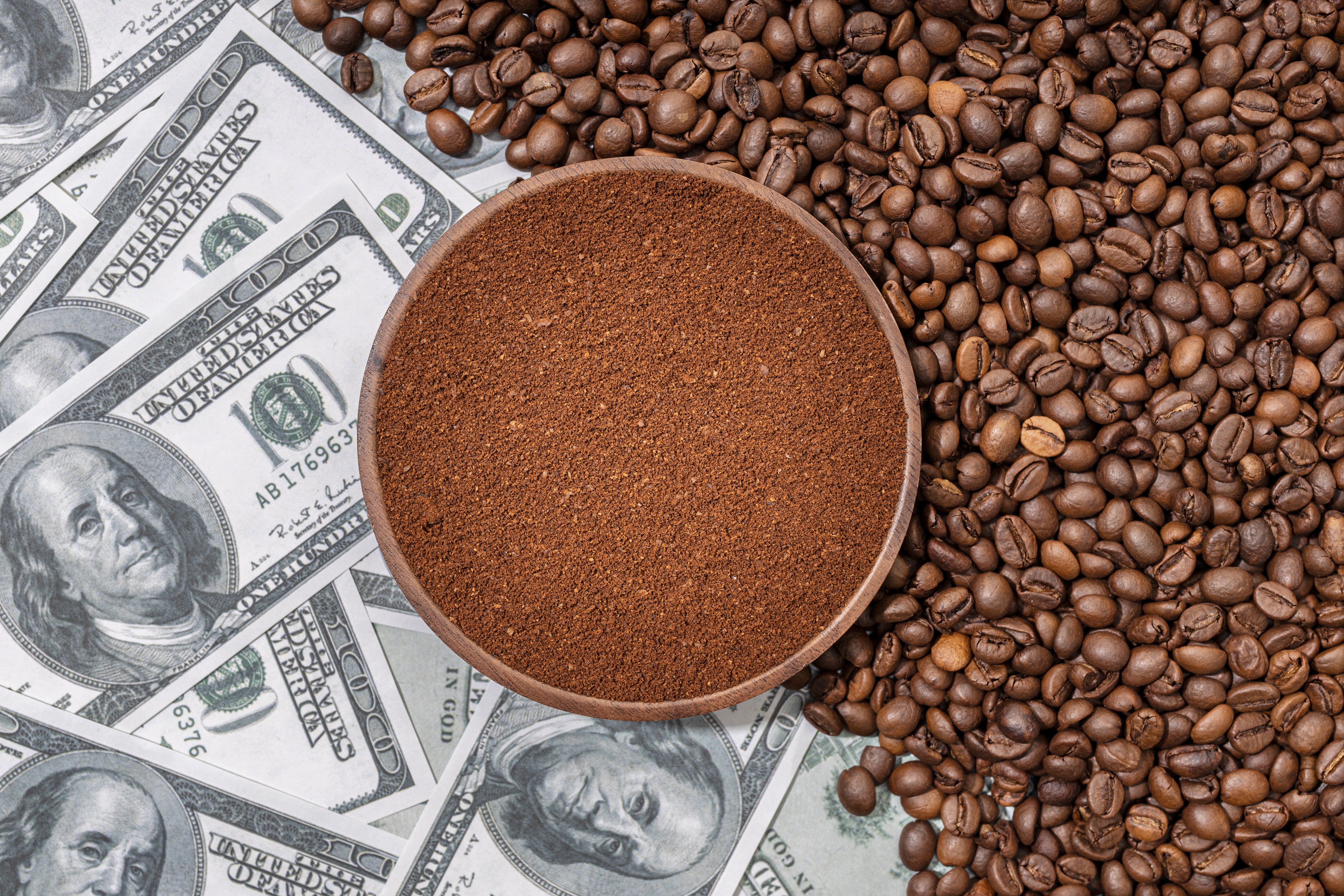 Café despenca nas bolsas e encerra sessão com perdas superiores a 4% em Nova York diante do avanço da colheita no Brasil