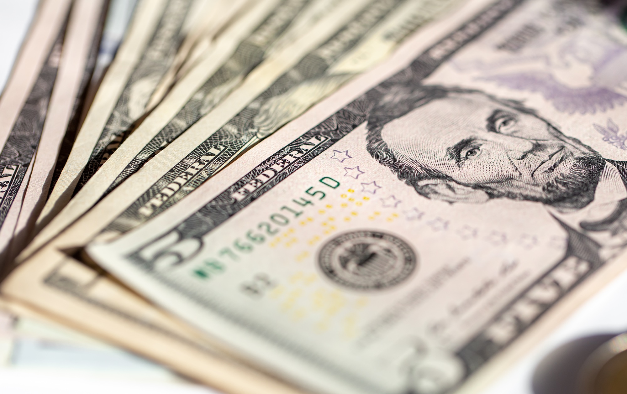 Dólar supera R$5,20 sob influência do exterior e de nova pesquisa