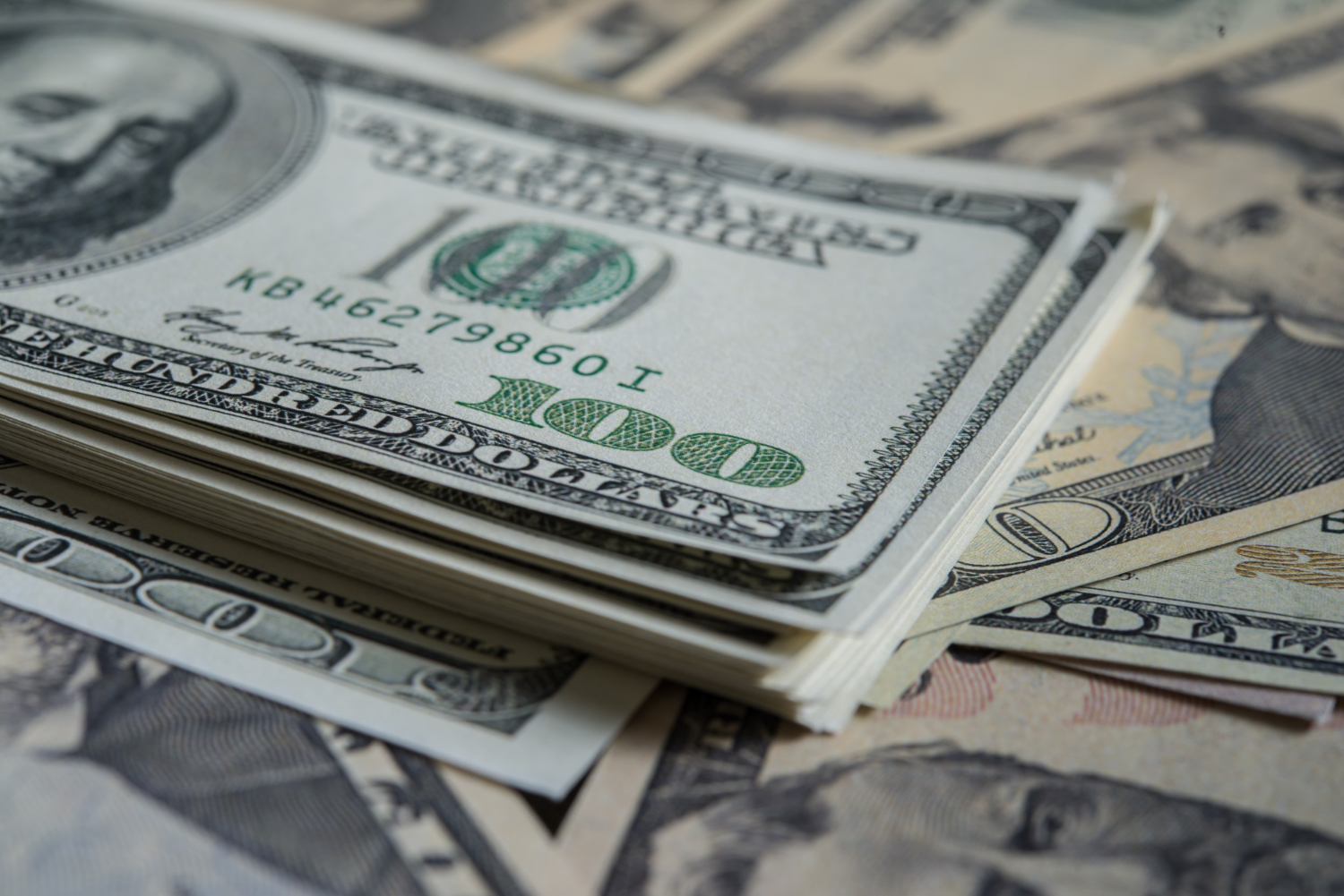 Dólar fecha a R$4,9123, menor patamar desde janeiro de 2024