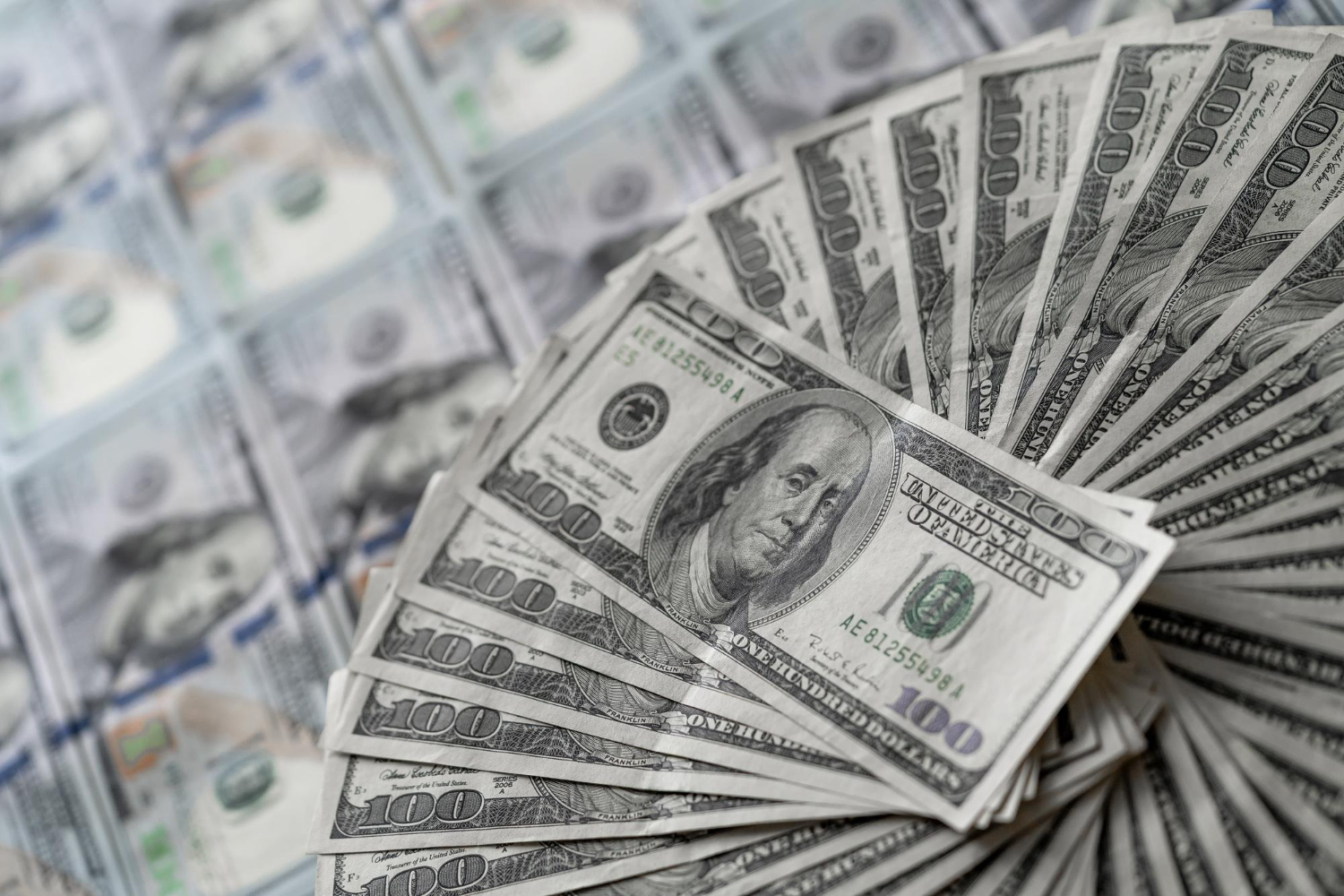 Dólar sobe para perto dos R$5,40 em meio à aversão global a ativos de risco