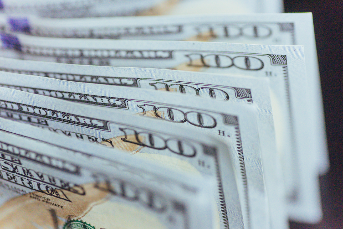 Dólar fecha em leve baixa com eleição, exterior e IPCA-15 no foco