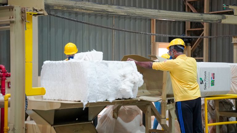 Abrapa recomenda dimensão e revestimento padrão para fardos de algodão brasileiro