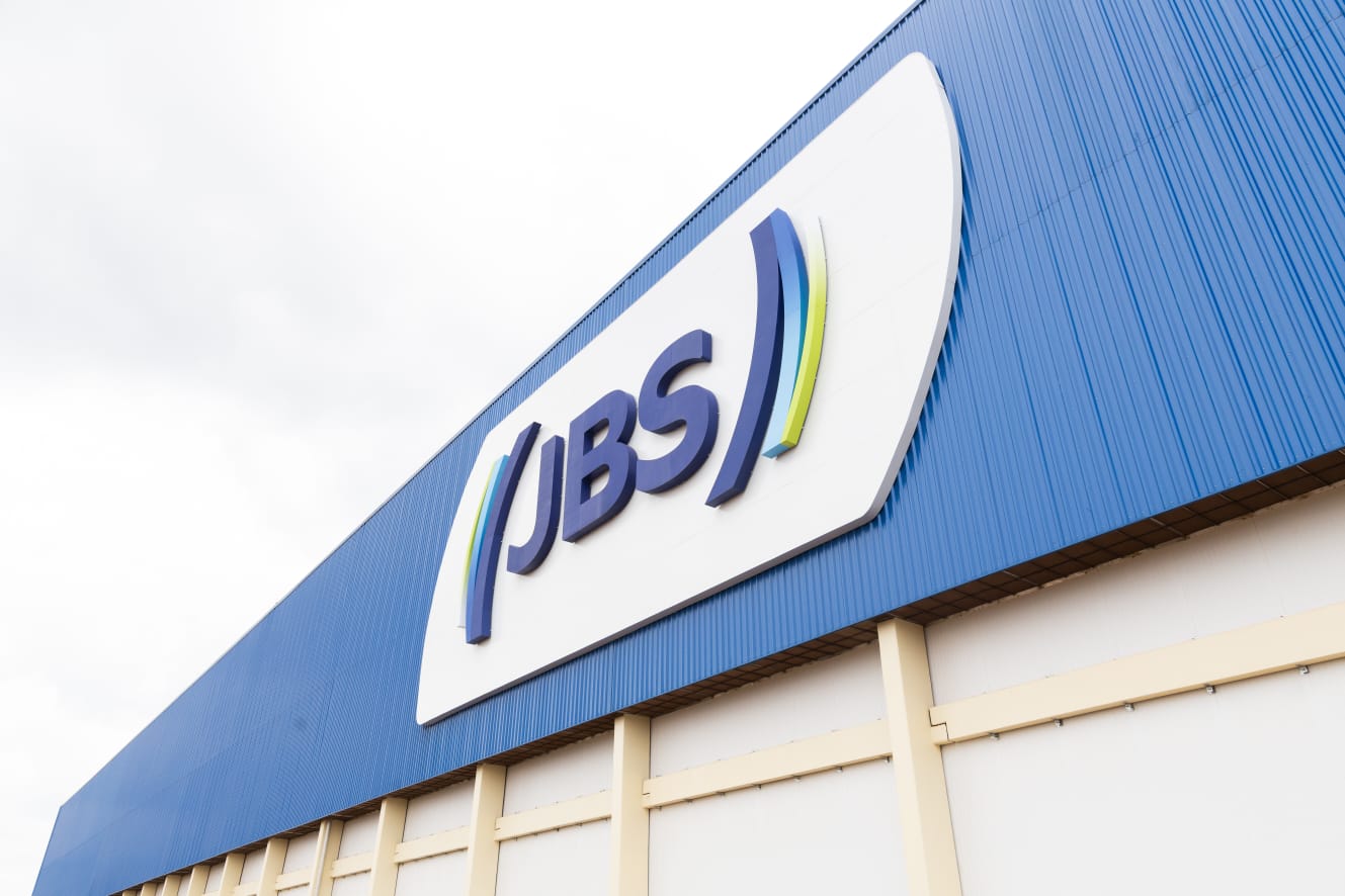 JBS tem prejuízo no 2º tri com impacto de maior oferta de frango e despesas não recorrentes