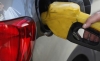 destacao - Funcionário abastece carro em posto de gasolina em São Paulo 22/08/2013 REUTERS/Paulo Whitaker