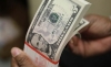 Dólar segue euro e cai contra real; briga por Ptax deixa mercado sensível