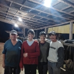 Foto em família da Rosane junto ao seu pai, mãe e esposo