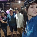 Foto em família da Rosane junto ao seu pai, mãe, filha e esposo