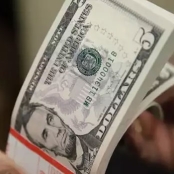 Notas de dólar dos EUA fotografadas em Washington, EUA