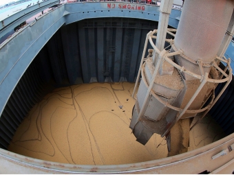 Navio carregado com soja para exportação no Porto de Santos (SP) - 16:9