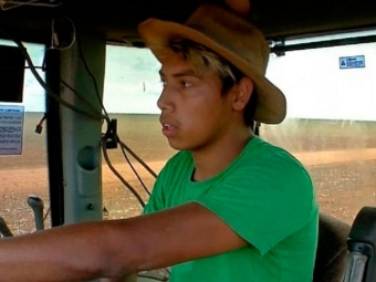 Indio dirigindo trator