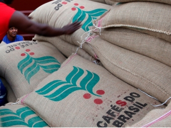 Sacas de café para exportação no Porto de Santos (SP) 10/12/2015 - 16:9