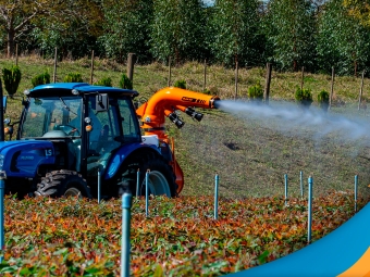 Trator realizando pulverização
