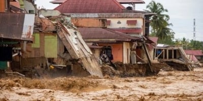 Mortes em enchentes no Sudeste Asiático chegam a 321; equipes  de resgate intensificam operações