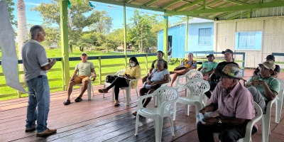 Prefeitura de Parintins leva orientação e cadastro a produtores de mel e suínos na zona rural