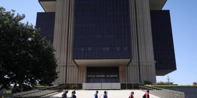 BC mantém Selic em 15% e reafirma que manutenção desse nível por tempo prolongado levará inflação à meta