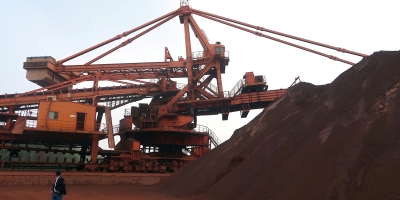 Minério de ferro amplia perdas após China revelar controle mais rígido da capacidade siderúrgica