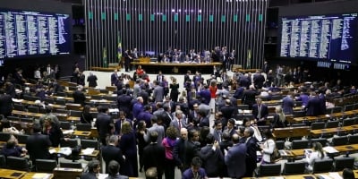 Pedido de vista adia votação de PEC sobre fim da escala 6x1