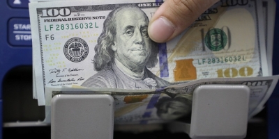 Dólar oscila perto da estabilidade no Brasil e tem sinais mistos no exterior