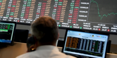 Ibovespa sobe após BC deixar em aberto próximas decisões sobre juros, mas Petrobras pressiona