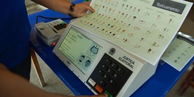 Votação chega ao fim em eleição polarizada entre Lula e Flávio Bolsonaro