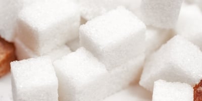 Açúcar oscila e mantém suporte com petróleo, apesar de pressão no mercado