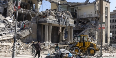 EUA afirmam que irão atacar "mais profundamente" o Irã, à medida que a guerra se espalha pela região