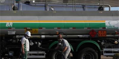 Ministro de Minas e Energia fala em combater cartéis no setor de combustíveis