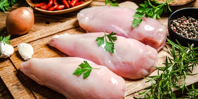 Carne de frango mantém demanda firme, mas média mensal é a menor desde agosto de 2023