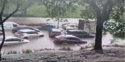 Temporal arrasta carros e provoca alagamentos em São Paulo; chuva forte deve continuar na próxima semana