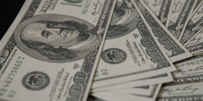 Dólar cai quase 1% ante real com dados fracos dos EUA e fecha semana em R$5,5453