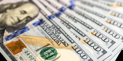 Dólar fecha perto da estabilidade com cautela antes de tarifa de Trump