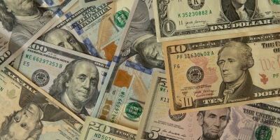 Dólar vira para o negativo no Brasil apesar de pressão trazida pela guerra no Oriente Médio