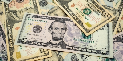 Dólar à vista fecha quase estável a R$5,5611 na venda