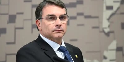 Dólar supera R$5,00 com operadores citando reportagem que liga Flávio Bolsonaro a Vorcaro