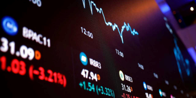 Ibovespa fecha em queda com pesquisas eleitorais no foco