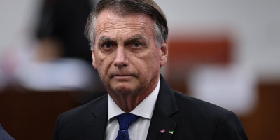 Bolsonaro deve passar hoje por novo procedimento para conter soluços