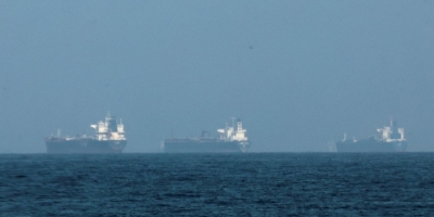 Crise de transporte marítimo no Golfo se agrava com navios paralisados pelo 5º dia