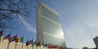 Crise no Irã prejudica ajuda a refugiados com alta dos custos da cadeia de oferta, alerta a ONU
