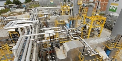 Refinarias brasileiras alimentaram esquema ligado ao PCC, segundo fonte e documentos