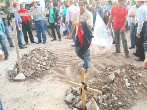 Covas foram abertas na calçada em frente ao prédio da Funai - Foto: Correio do Povo