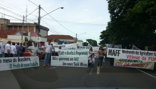 Pequenos produtores rurais fazem protesto na frente da Funai MS