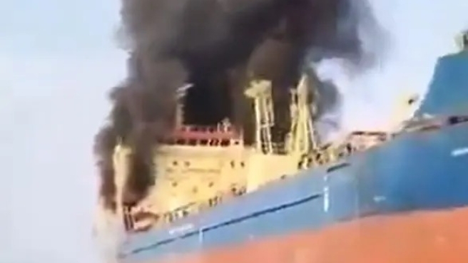 Navio em chamas na costa de Omã