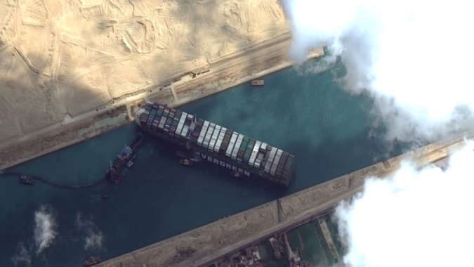 Elevação parcial de navio encalhado aumenta esperança de reabertura do Canal de Suez