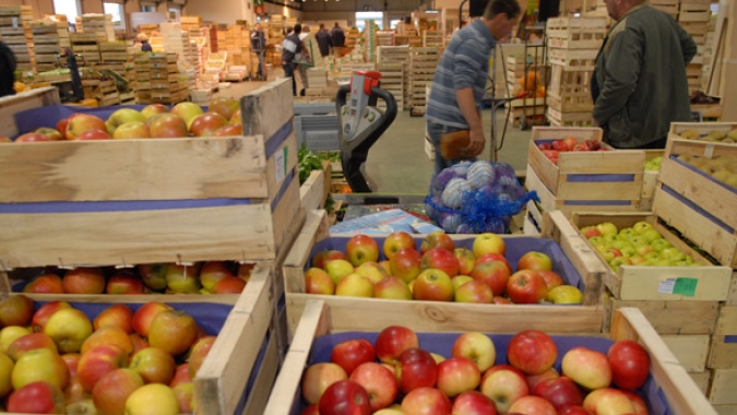 Alimentos podem chegar mais baratos aos supermercados com investimento em rodovias, avalia ministro Carlos Fávaro